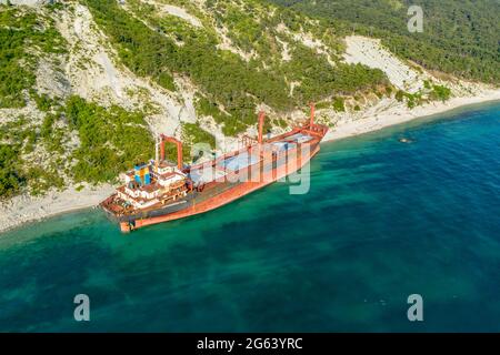 Kabardinka, Russland - 24. Juni 2021 Trocken-Frachtschiff RIO am Ufer nach einem Schiffbruch verlassen. Touristenattraktion. Drohnenfoto Stockfoto