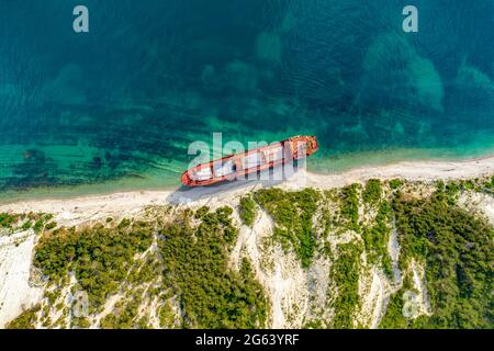 Kabardinka, Russland - 24. Juni 2021 Trocken-Frachtschiff RIO am Ufer nach einem Schiffbruch verlassen. Touristenattraktion. Drohnenfoto Stockfoto