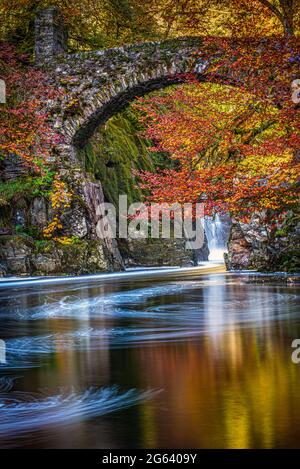 Die herbstliche Farben auf Schwarz Linn fällt in der Einsiedelei auf dem Fluss in der Nähe von Dunkeld Braan in Perthshire Stockfoto