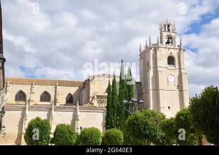 Blick auf die Kathedrale von San Antolin in der Stadt Palencia, Spanien. Erbaut zwischen dem vierzehnten und sechzehnten Jahrhundert. Stockfoto