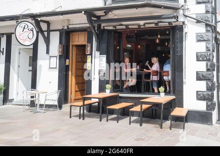 Cumbria, Großbritannien. 2. Juli 2021: Cumbria. Wetter in Großbritannien . Sonnige Windermere Dorf Touristen machen das Beste aus Alfresco Pubs & Restaurant sitzen in der Sonne.Gordon Shoosmith/Alamy News Kredit: Gordon Shoosmith/Alamy Live News Stockfoto