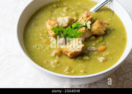 Leckere leckere leckere Erbsensuppe mit Schinken und Croutons - close up top view image Stockfoto