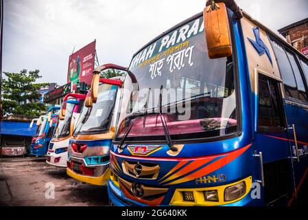 Barishal, Bangladesch. Juli 2021. Eine Luftaufnahme der Busse, die am Barishal Central Bus Stand, einem der belebtesten Bushaltestellen in der südlichen Region in Bangladesch, anstehen, inmitten einer einwöchigen landesweiten Sperre in Bangladesch, um die Ausbreitung von Covid-19 zu verlangsamen. Quelle: Mustasinur Rahman Alvi/ZUMA Wire/Alamy Live News Stockfoto