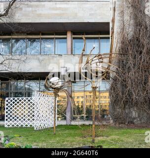 Dekorative Metallbeschichtung auf einer Straßenlampe vor dem Gebäudekomplex des Leningrader Jugendpalastes, im Stil des sozialistischen Modernismus, St. Petersburg, Russland Stockfoto