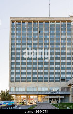 Fassade des Leningrad Youth Palace Hotel, im sozialistischen Modernismus-Stil, 1969-1977, St. Petersburg, Russland Stockfoto