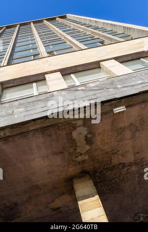 Wand und Fenster auf Betonstützsäule, Leningrad Youth Palace Hotel, im sozialistischen Modernismus-Stil, 1969-1977, St. Petersburg, Russland Stockfoto