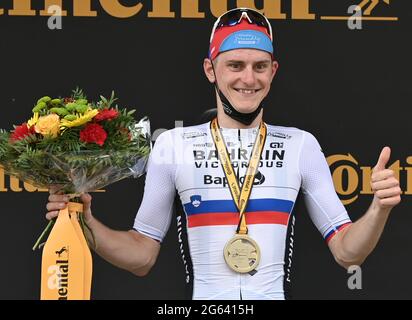 Der Slowene Matej Mohoric aus Bahrain feiert den Sieg auf dem Podium, nachdem er die siebte Etappe der 108. Auflage der Tour de France gewonnen hat Stockfoto