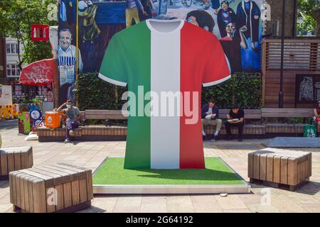 Installation eines Fußballtrikots auf der Tottenham Court Road mit Teams im Viertelfinale der UEFA Euro 2020 vor den Spielen. London, Großbritannien 02 Juli 2021. Stockfoto