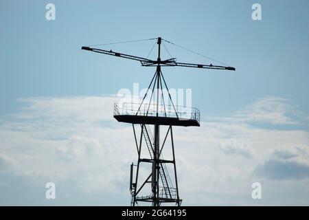 Eiserner Turm auf einem Hintergrund des wolkigen blauen Himmels Stockfoto
