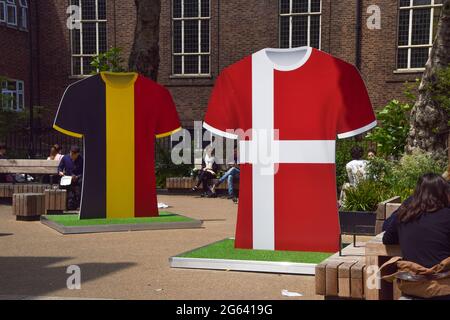 Installation eines Fußballtrikots auf der Tottenham Court Road mit Teams im Viertelfinale der UEFA Euro 2020 vor den Spielen. London, Großbritannien 02 Juli 2021. Stockfoto