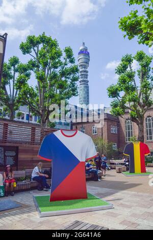 Installation eines Fußballtrikots auf der Tottenham Court Road mit Teams im Viertelfinale der UEFA Euro 2020 vor den Spielen. London, Großbritannien 02 Juli 2021. Stockfoto