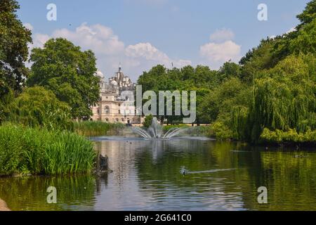 St James's Park See und Brunnen an einem warmen Tag, London, Vereinigtes Königreich 2 July 2021. Stockfoto