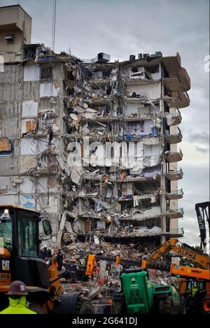 Surfside, Florida, USA. Juli 2021. FEMA Urban Search and Rescue Workers schließen sich den Ersthelfern an, die die zusammengebrochene Champlain Towers South Wohnanlage am 1. Juli 2021 in Surfside, Florida, durchsuchen. Quelle: Planetpix/Alamy Live News Stockfoto