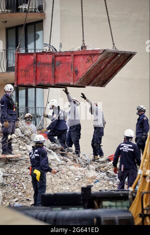 Surfside, Florida, USA. Juli 2021. FEMA Urban Search and Rescue Workers und First Responder, die in der zusammengebrochenen Wohnanlage Champlain Towers South Trümmer durchsieben, 1. Juli 2021 in Surfside, Florida. Quelle: Planetpix/Alamy Live News Stockfoto