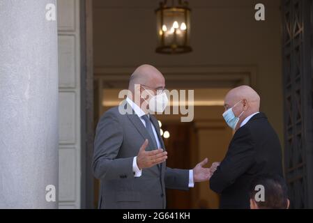 Athen, Griechenland. Juli 2021. Aguila Saleh Issa, Sprecher des libyschen Repräsentantenhauses (rechts) und griechischer Außenminister Nikos Dendias (links), während ihres Treffens. (Foto von Dimitrios Karvountzis/Pacific Press) Quelle: Pacific Press Media Production Corp./Alamy Live News Stockfoto