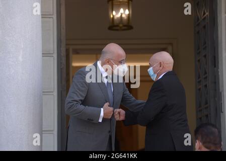 Athen, Griechenland. Juli 2021. Aguila Saleh Issa, Sprecher des libyschen Repräsentantenhauses (rechts) und griechischer Außenminister Nikos Dendias (links), während ihres Treffens. (Foto von Dimitrios Karvountzis/Pacific Press) Quelle: Pacific Press Media Production Corp./Alamy Live News Stockfoto