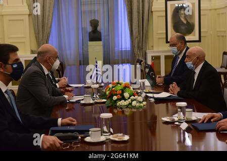 Athen, Griechenland. Juli 2021. Aguila Saleh Issa, Sprecher des libyschen Repräsentantenhauses (rechts) und griechischer Außenminister Nikos Dendias (links), während ihres Treffens. (Foto von Dimitrios Karvountzis/Pacific Press) Quelle: Pacific Press Media Production Corp./Alamy Live News Stockfoto