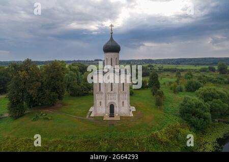 Die alte orthodoxe Kirche der Fürbitte auf dem Nerl am trüben Augustmorgen (Erschießen von einem Quadrocopter). Bogolyubowo, Russland Stockfoto