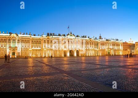 SANKT PETERSBURG, RUSSLAND - 06. JULI 2015: Winterpalast (Eremitage) in der Nacht Beleuchtung in einer weißen Nacht Stockfoto