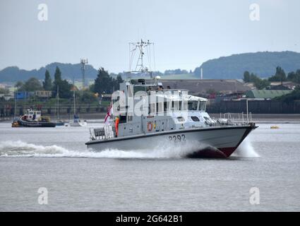 Royal Navy Fast Inshore Patrol Boat HMS Charger, der Gravesend auf ihr nach London führt. Stockfoto