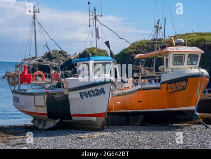 Zwei Fischerboote (Silver Queen und Kingfisher) am Strand bei Ebbe, Cadgwith, Cornwall Stockfoto