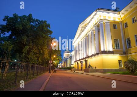 SANKT PETERSBURG, RUSSLAND - 06. JULI 2015: Das alte Gebäude der Admiralität in der Nacht Beleuchtung in einer Julinacht. Stockfoto