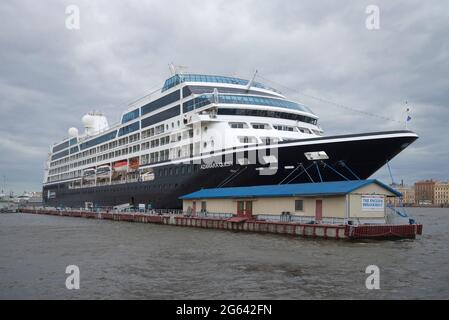 ST. PETERSBURG, RUSSLAND - 18. JUNI 2016: Der fünf-Sterne-Kreuzfahrtdampfer 'Azamara Quest' vertäute an einem bewölkten Tag am englischen Pier Stockfoto