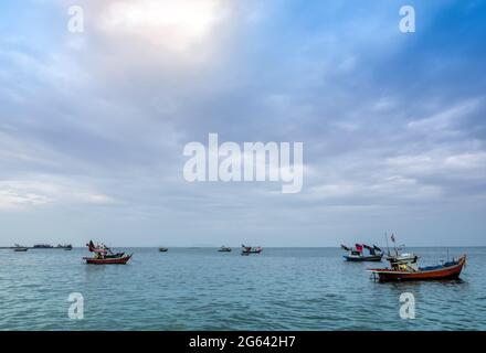 Kleine Fischerboote Küsten Drift nach der Rückkehr aus Angeln Stockfoto