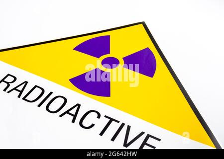 Vollformat-Nahaufnahme des Strahlungssymbols auf dem Transportetikett Stockfoto