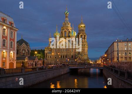 SANKT PETERSBURG, RUSSLAND - 29. MAI 2017: Blick auf die Kathedrale der Auferstehung Christi (Retter auf vergossenen Blut) in einer weißen Nacht Stockfoto