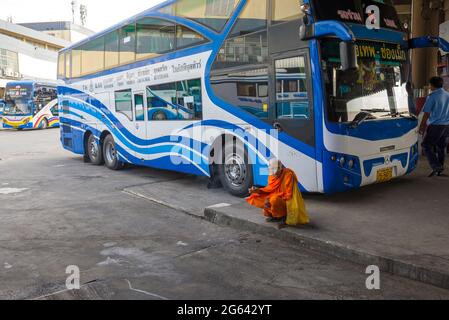 BANGKOK, THAILAND - 14. DEZEMBER 2018: Ein edly buddhistischer Mönch wartet auf den Intercity-Bus am North Bus Terminal Stockfoto