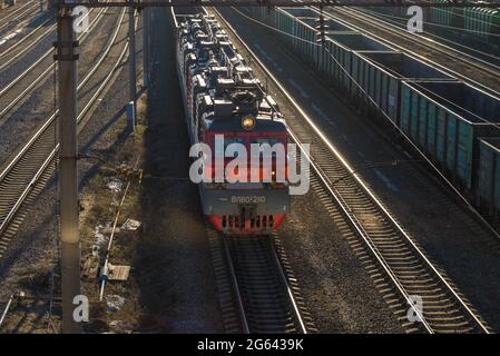 SHARYA, RUSSLAND - 10. APRIL 2021: Die sowjetische Elektrolokomotive VL-80S am Bahnhof an einem sonnigen Apriltag. Draufsicht Stockfoto