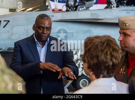 Norfolk, Virginia, USA. Juni 2021. US-Verteidigungsminister Lloyd J. Austin III, links, spricht mit der deutschen Verteidigungsministerin Annegret Kramp-Karrenbauer in der Hangarbucht des Nimitz-Klasse-Flugzeugträgers USS Harry S. Truman bei einem Besuch der Naval Station Norfolk am 30. Juni 2021 in Norfork, Virginia. Stockfoto