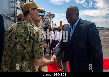 Norfolk, Virginia, USA. Juni 2021. Verteidigungsminister Lloyd Austin, rechts, wird von Kapitän Kavon Hakimzadeh, Kommandant des Flugzeugträgers USS Harry S. Truman der Nimitz-Klasse, während eines Besuchs bei Bundesverteidigungsministerin Annegret Kramp-Karrenbauer am 30. Juni 2021 in Norfork, Virginia, begrüßt. Stockfoto