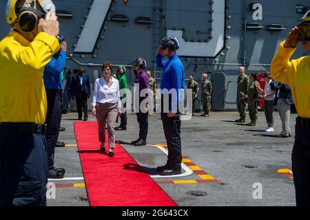 Norfolk, Virginia, USA. Juni 2021. Navy-Sideboys begrüßen die deutsche Verteidigungsministerin Annegret Kramp-Karrenbauer und Verteidigungsminister Lloyd Austin auf dem Flugdeck des Nimitz-Klasse-Flugzeugträgers USS Harry S. Truman bei einem Besuch der Naval Station Norfolk am 30. Juni 2021 in Norfork, Virginia. Stockfoto