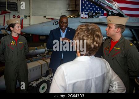 Norfolk, Virginia, USA. Juni 2021. US-Verteidigungsminister Lloyd J. Austin III, Zentrum, spricht mit Bundesverteidigungsministerin Annegret Kramp-Karrenbauer und Marinepiloten in der Hangarbucht des Nimitz-Klasse-Flugzeugträgers USS Harry S. Truman während eines Besuchs der Naval Station Norfolk am 30. Juni 2021 in Norfork, Virginia. Stockfoto