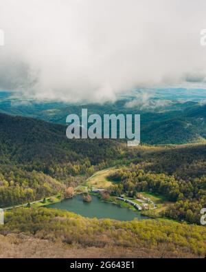 Blick auf den Abbott Lake vom Sharp Top Mountain, bei Peaks of Otter, auf dem Blue Ridge Parkway in Virginia Stockfoto