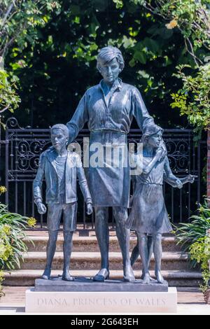 London, Großbritannien. Juli 2021. Am ersten Tag, an dem die Statue für die Öffentlichkeit zugänglich ist, kommen ständig Menschen, um sie zu sehen und sie von jeder Öffnung aus zu fotografieren. Eine neue Statue von Diana, Prinzessin von Wales, im versunkenen Garten des Londoner Kensington Palace. Die Statue wurde 2017 von Dianas Söhnen Prinz William und Prinz Harry in Auftrag gegeben und von Ian Rank-Broadley entworfen und ausgeführt und befindet sich im neu gestalteten Garten (von Pip Morrison). Es wurde am 1. Juli 2021 enthüllt, was ihr 60. Geburtstag gewesen wäre. Kredit: Guy Bell/Alamy Live Nachrichten Stockfoto