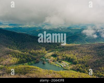 Blick auf den Abbott Lake vom Sharp Top Mountain, bei Peaks of Otter, auf dem Blue Ridge Parkway in Virginia Stockfoto