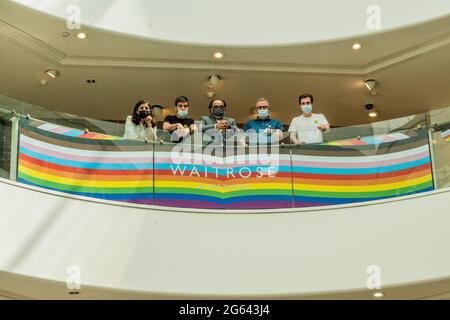 London, Großbritannien. Juli 2021. Zur Unterstützung von Pride in London hängen Regenbogenbanner auf den Balkonen von Peter Jones, Teil der John Lewis-Partnerschaft. Kredit: Guy Bell/Alamy Live Nachrichten Stockfoto