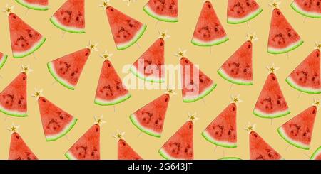 Wassermelone Hintergrund. Wassermelonenscheiben auf einem Stock mit einem Stern aus der Apfelansicht von oben. Fruchtmuster. Banner. Weihnachtsbaum aus Lebensmitteln. Sommerweihnachtszeit. Stockfoto