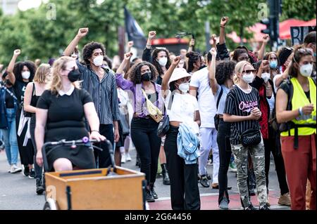 Berlin, Deutschland. Juli 2021. Teilnehmer einer Demonstration unter dem Motto „Black Lives Still Matter“ heben ihre Fäuste auf der Straße unter den Linden. Quelle: Fabian Sommer/dpa/Alamy Live News Stockfoto