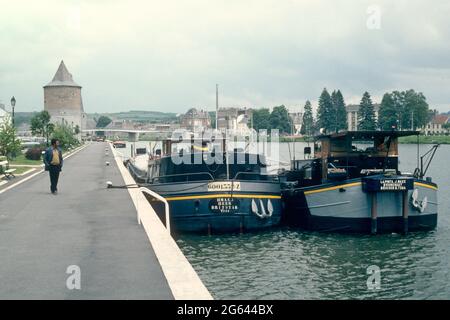 Die Kahnen legten 1981 an der Maas, Givet, Ardennen, Frankreich, fest Stockfoto