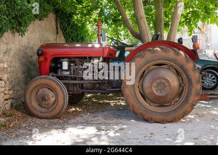 Oldtimer Traktor . IMT 533 del uxe Stockfoto