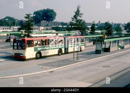 Der Busbahnhof wurde 1981 fotografiert, Leverkusen, Nordrhein-Westfalen, Deutschland Stockfoto