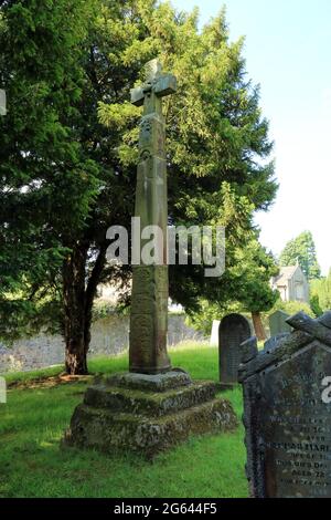 Wikingerkreuz auf dem Kirchhof der St. Wilfrid's Church Halton Road, Halton, Lancaster, Lancashire, England, Vereinigtes Königreich Stockfoto