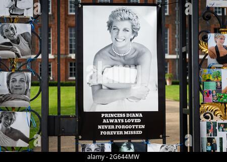 LONDON, GROSSBRITANNIEN. JULI. Ehrungen an Prinzessin Diana im Kensington Palace, London am Donnerstag, 1. Juli 2021. (Kredit: Tejas Sandhu | MI Nachrichten) Kredit: MI Nachrichten & Sport /Alamy Live Nachrichten Stockfoto