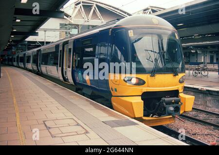 Leeds, Großbritannien - 25. Juni 2021: Ein elektrischer Personenzug (Klasse 333), der von Northern am Bahnhof Leeds betrieben wird. Stockfoto