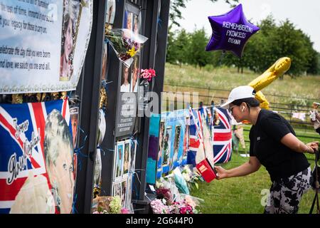 LONDON, GROSSBRITANNIEN. JULI. Ehrungen an Prinzessin Diana im Kensington Palace, London am Donnerstag, 1. Juli 2021. (Kredit: Tejas Sandhu | MI Nachrichten) Kredit: MI Nachrichten & Sport /Alamy Live Nachrichten Stockfoto