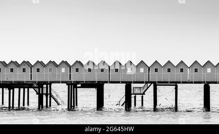 Malmö, Schweden - 17. Juni 2021: Schwarz-weiß Detailansicht des historischen Badehauses in Palsjo neaar Malmo an der Ostsee Stockfoto